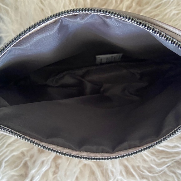 NEW Lise Watier Cosmetic Bag - Picture 3 of 3